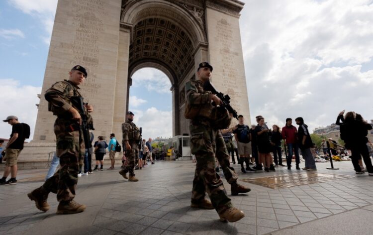 Γάλλοι στρατιώτες περιπολούν στην Αψίδα του Θριάμβου, στο Παρίσι μετά από άλλη μια νύχτα ταραχών στη Γαλλία, με αφορμή το θάνατο του 17χρονου Ναχέλ από αστυνομικά πυρά (φωτ.: EPA/Olivier Matthys)
