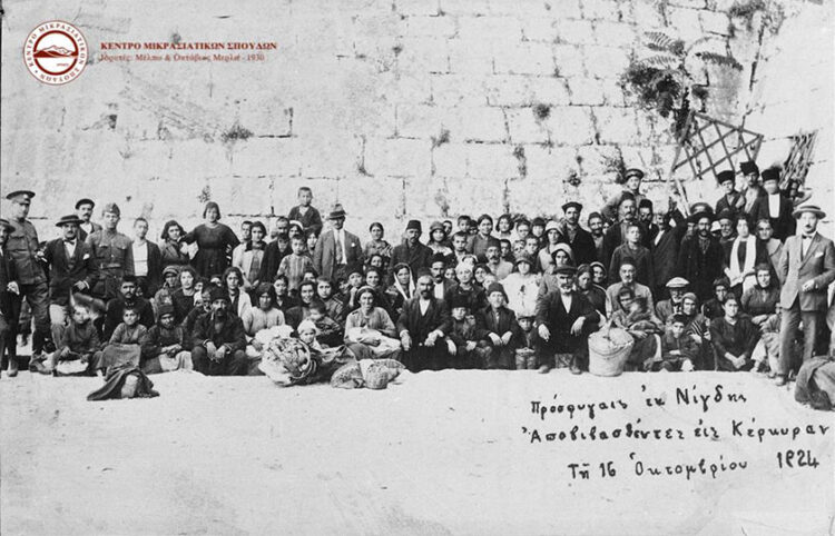 Πρόσφυγες από τη Νίγδη της Καππαδοκίας στην Κέρκυρα, 1924 (φωτ.: Κέντρο Μικρασιατικών Σπουδών)