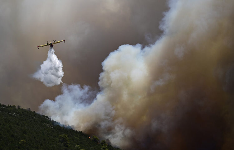 Αεροσκάφος κάνει ρίψη νερού στην πυρκαγιά στα Δερβενοχώρια (φωτ.: EUROKINISSI / Μιχάλης Καραγιάννης)
