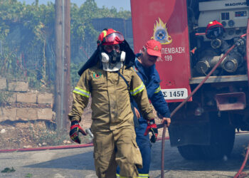 Πυροσβέστης παίρνει μέρος στην κατάσβεση φωτιάς (φωτ.: ΑΠΕ-ΜΠΕ / Ευάγγελος Μπουγιώτης)