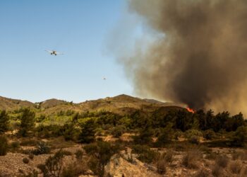 Πυροσβεστικά αεροσκάφη επιχειρούν σε περιοχή της Ρόδου, προκειμένου να περιορίσουν την έκταση της φωτιάς (φωτ.: EUROKINISSI/Λευτέρης Δαμιανίδης)