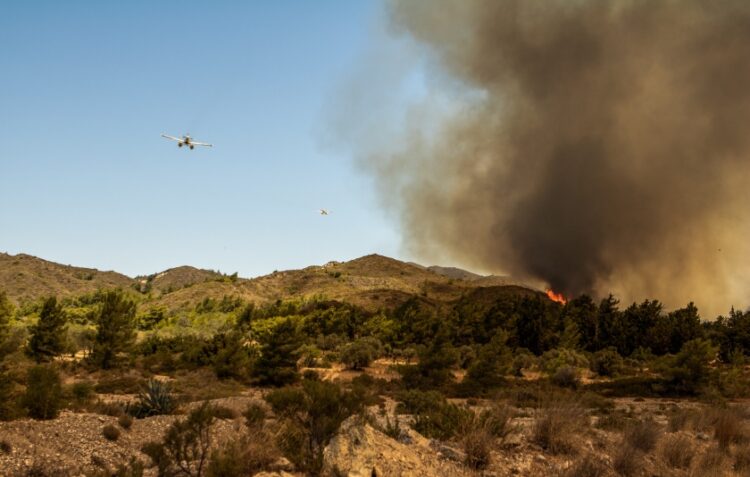 Πυροσβεστικά αεροσκάφη επιχειρούν σε περιοχή της Ρόδου, προκειμένου να περιορίσουν την έκταση της φωτιάς (φωτ.: EUROKINISSI/Λευτέρης Δαμιανίδης)