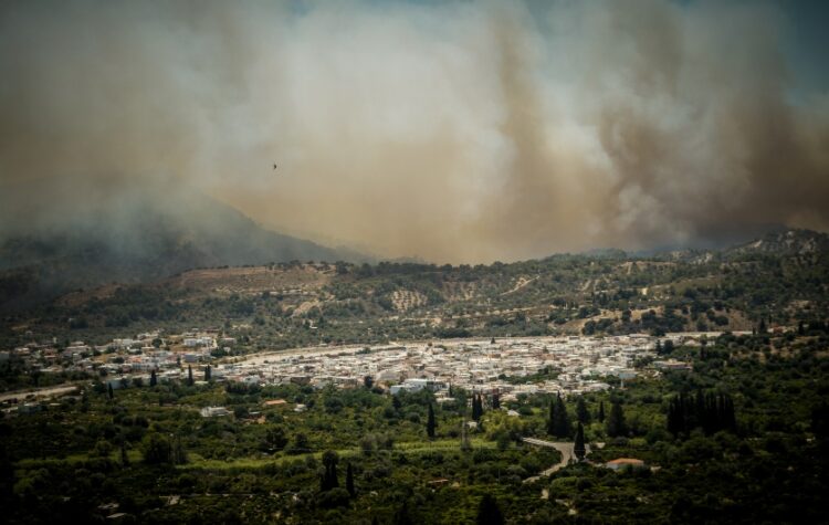 Στιγμιότυπο από την πυρκαγιά που κατακαίει τη Ρόδο για έβδομη συνεχή ημέρα (φωτ.: EUROKINISSI/Αργύρης Μαντικός)