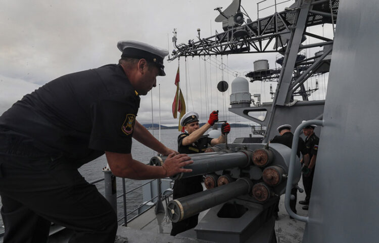 Στελέχη του ρωσικού Πολεμικού Ναυτικού κατά τη διάρκεια άσκησης (φωτ.: αρχείο EPA / Yuri Kochetkov)