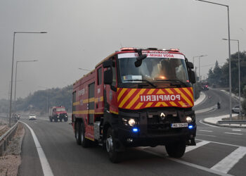 Όχημα με Ρουμάνους πυροσβέστες στη Νέα Ζωή Ασπροπύργου, Τρίτη 18 Ιουλίου 2023 (φωτ.: EUROKINISSI / Τατιάνα Μπόλαρη)