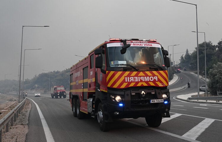 Όχημα με Ρουμάνους πυροσβέστες στη Νέα Ζωή Ασπροπύργου, Τρίτη 18 Ιουλίου 2023 (φωτ.: EUROKINISSI / Τατιάνα Μπόλαρη)
