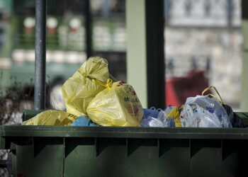 Πλαστικές σακούλες σε κάδο απορριμμάτων (φωτ.: EUROKINISSI / Θανάσης Καλλιάρας)