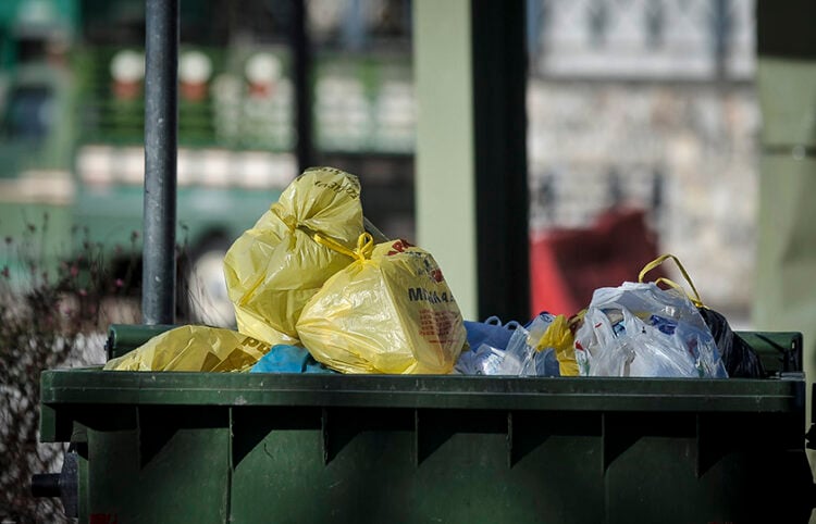 Πλαστικές σακούλες σε κάδο απορριμμάτων (φωτ.: EUROKINISSI / Θανάσης Καλλιάρας)