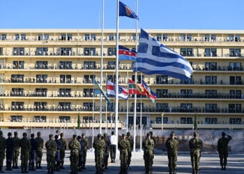 Τελετή έπαρσης της σημαίας σε μεσίστια θέση στο Πεντάγωνο για τους δύο αξιωματικούς που επιχειρούσαν στην Κάρυστο (φωτ.: Υπουργείο Άμυνας)