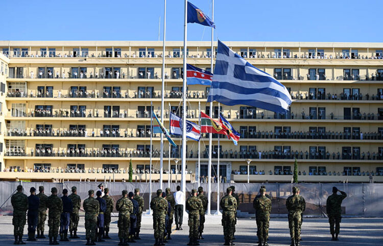 Τελετή έπαρσης της σημαίας σε μεσίστια θέση στο Πεντάγωνο για τους δύο αξιωματικούς που επιχειρούσαν στην Κάρυστο (φωτ.: Υπουργείο Άμυνας)