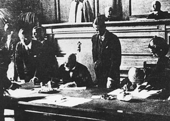 Ο Ελευθέριος Βενιζέλος κατά την υπογραφή της Συνθήκης της Λoζάνης (φωτ. αρχείου)