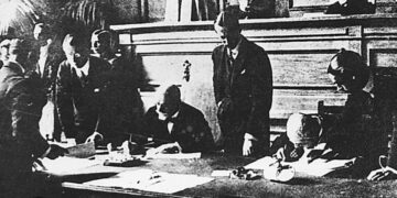 Ο Ελευθέριος Βενιζέλος κατά την υπογραφή της Συνθήκης της Λoζάνης (φωτ. αρχείου)