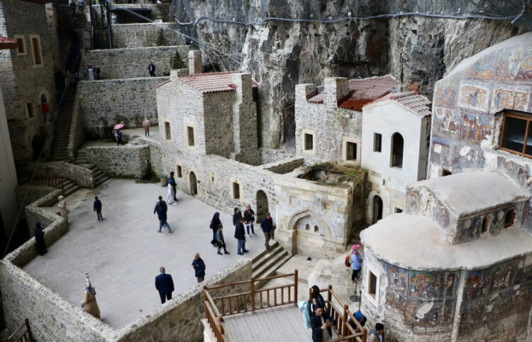 Επισκέπτες στο εσωτερικό της Παναγίας Σουμελά (φωτ.: Anadolu)