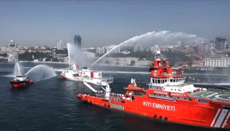 Σκάφη του τουρκικού Ναυτικού στη διάρκεια επίδειξης (φωτ.: twitter/Ali Yerlikaya)