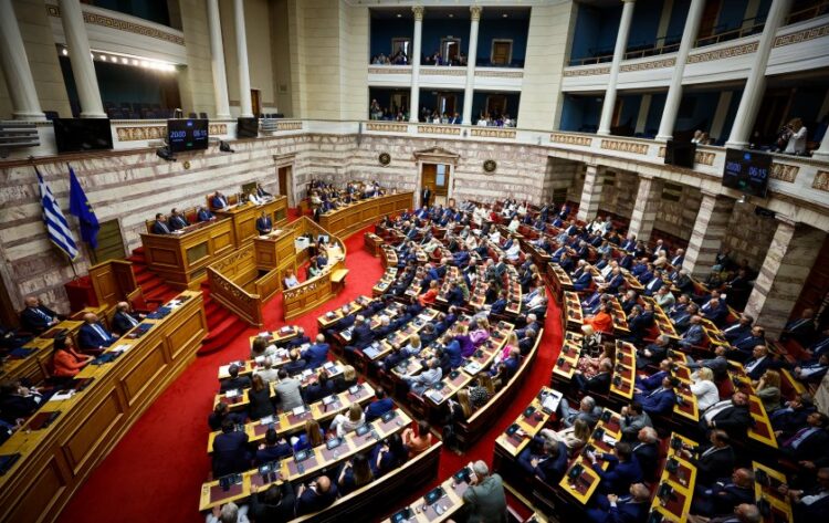 Στιγμιότυπο από την τρίτη ημέρα της συζήτησης επί των προγραμματικών δηλώσεων της νέας κυβέρνησης στη Βουλή (φωτ.: EUROKINISSI/Γιώργος Κονταρίνης)