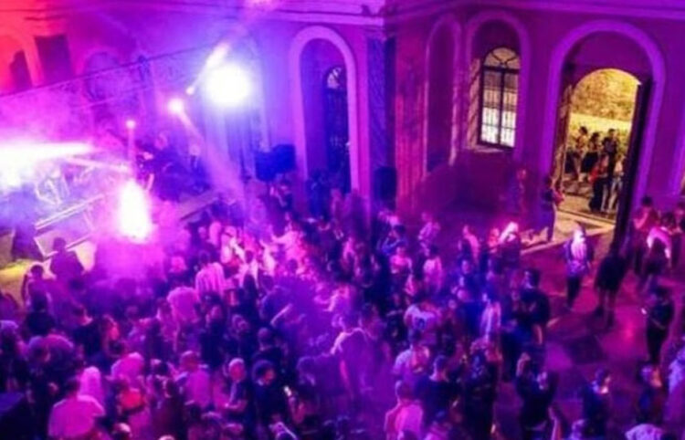 Στιγμιότυπο από το πάρτι στον ελληνορθόδοξο ναό του Αγίου Βουκόλου (φωτ.: Instagram)