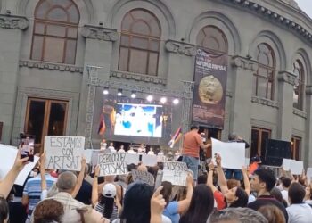 Στιγμιότυπο από διαδήλωση στο Γερεβάν της Αρμενίας κατά του αποκλεισμού του διαδρόμου του Λατσίν (φωτ.: twitter)