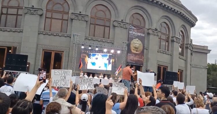 Στιγμιότυπο από διαδήλωση στο Γερεβάν της Αρμενίας κατά του αποκλεισμού του διαδρόμου του Λατσίν (φωτ.: twitter)