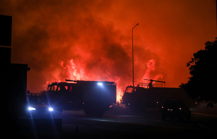Τη νύχτα που η φωτιά απειλούσε το νοσοκομείο της Αλεξανδρούπολης (φωτ.: ΜΟΤΙΟΝΤΕΑΜ / Βασίλης Βερβερίδης)