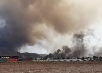 Μεγάλη πυρκαγιά στην περιοχή Λάκκα Κατσαρή στον Ασπρόπυργο στην βιομηχανική περιοχή, επιχειρούν ισχυρές πυροσβεστικές δυνάμεις , Τρίτη 22 Αυγούστου 2023 (φωτ.: Σωτήρης Δημητρόπουλος/Eurokinissi)