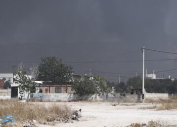 Μεγάλη πυρκαγιά στην περιοχή Λάκκα Κατσαρή στον Ασπρόπυργο στην βιομηχανική περιοχή  (φωτ.: Σωτήρης Δημητρόπουλος/ EUROKINISSI)