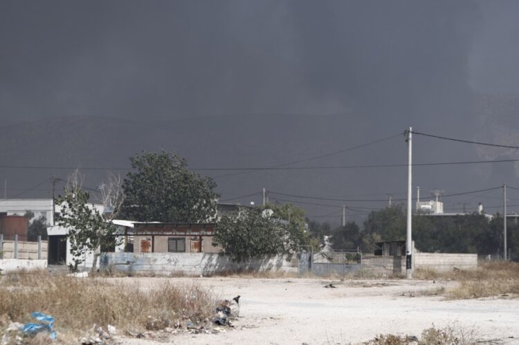 Μεγάλη πυρκαγιά στην περιοχή Λάκκα Κατσαρή στον Ασπρόπυργο στην βιομηχανική περιοχή  (φωτ.: Σωτήρης Δημητρόπουλος/ EUROKINISSI)