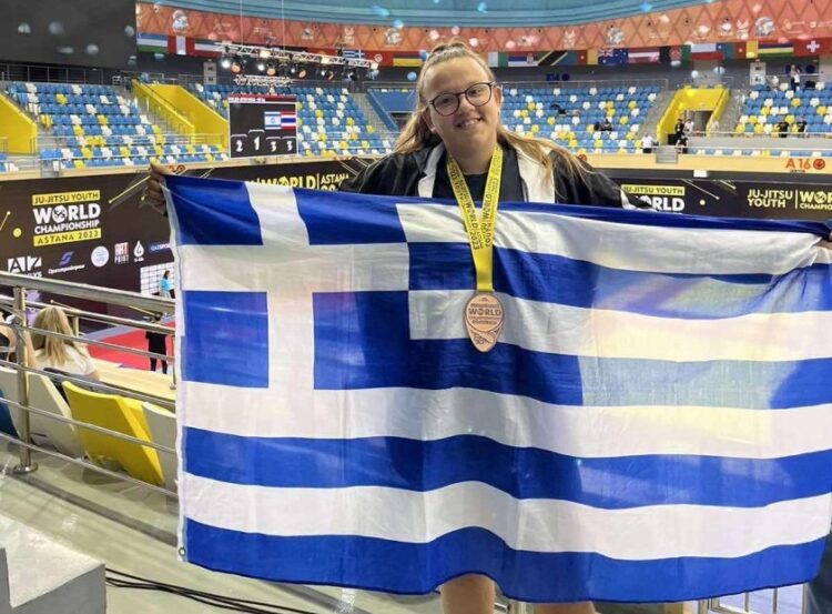 Στο τρίτο σκαλί του βάθρου στο Παγκόσμιο Πρωτάθλημα του Ζίου Ζίτσου, ανέβασε την Ελλάδα η Αθανασία Βετσερίδη, αθλήτρια του Μόρφη Καρνέση (φωτ.: Γεωργία Τριβουλίδου)