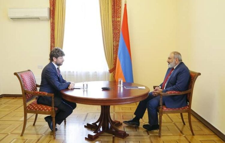 Στιγμιότυπο από τη συνάντηση του προέδρου της Αρμενίας Νικόλ Πασινιάν με το νέο Γάλλο πρέσβη στην Αρμενία Ολιβιέ Ντεκοτινιέ, την περασμένη Παρασκευή (φωτ.: armenpress.am)