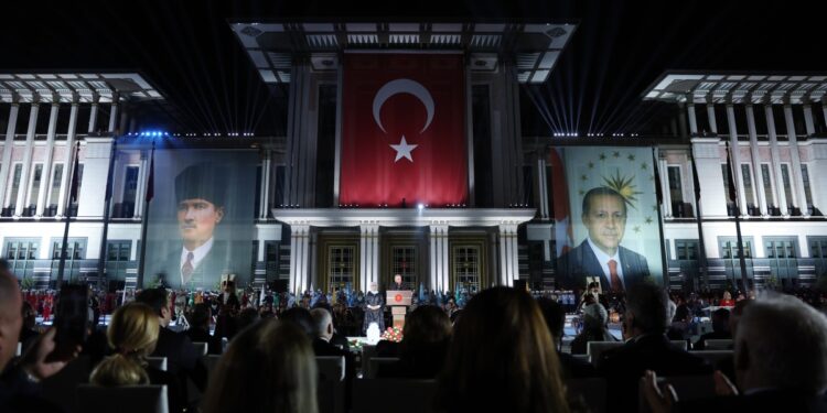 Στιγμιότυπο από την ομιλία Ερντογάν σε εκδήλωση για την 101 επέτειο της νίκης των Τούρκων κατά των Ελλήνων και των συμμαχικών δυνάμεων το 1922 (φωτ.: twitter.com/RTErdogan)