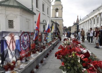 Πολίτες αφήνουν λουλούδια στη μνήμη του Γεβγκένι Πριγκόζιν, σε ένα άτυπο μνημείο, στη Μόσχα (φωτ.: EPA/ MAXIM SHIPENKOV)