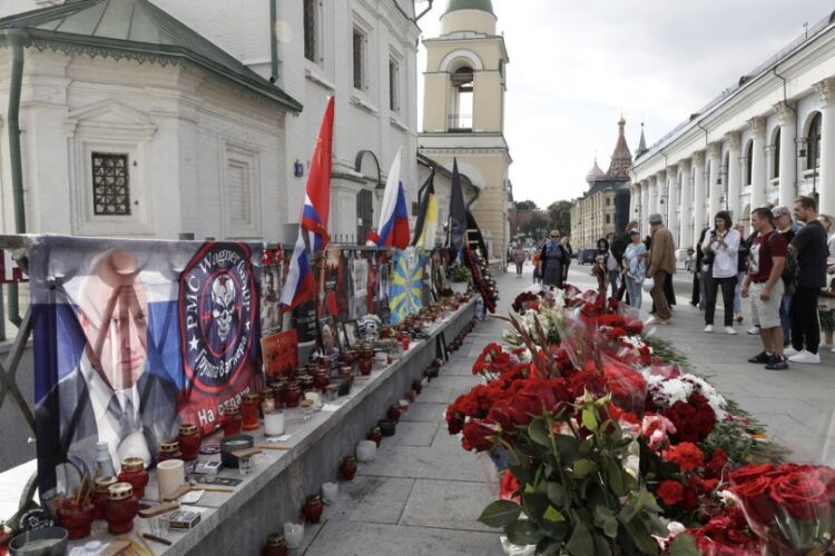 Πολίτες αφήνουν λουλούδια στη μνήμη του Γεβγκένι Πριγκόζιν, σε ένα άτυπο μνημείο, στη Μόσχα (φωτ.: EPA/ MAXIM SHIPENKOV)