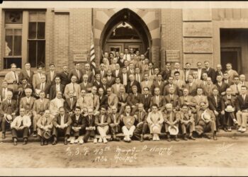 Ομαδική φωτογραφία μπροστά από το κτήριο της εφημερίδας «Hairenik», το 1936, στη Βοστόνη. Η αρμενική εφημερίδα εκδίδεται από το 1899 έως σήμερα (φωτ.: digitalcommonwealth.org)