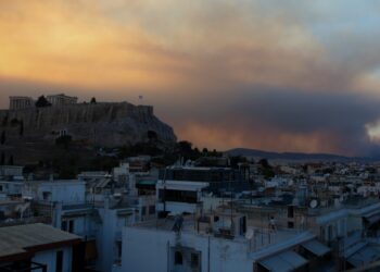 Καπνός στον ουρανό της Αθήνας από τις φωτιές που καίνε στην Αττική (φωτ.: Eurokinissi/Γιάννης Παναγόπουλος)