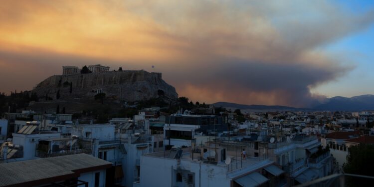 Καπνός στον ουρανό της Αθήνας από τις φωτιές που καίνε στην Αττική (φωτ.: Eurokinissi/Γιάννης Παναγόπουλος)