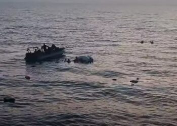 Στιγμιότυπο από την επιχείρηση διάσωσης του Λιμενικού σε ναυάγιο με μετανάστες που σημειώθηκε στη Λέσβο (φωτ.: youtube.com/@HellenicCoastguard)