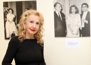 Η Μαρία Ψαθά μπροστά από φωτογραφίες του Δημήτρη Ψαθά (φωτ. αρχείου: NDP Photo Agency Nikolareas-Daskalakis-Poupoulidou)