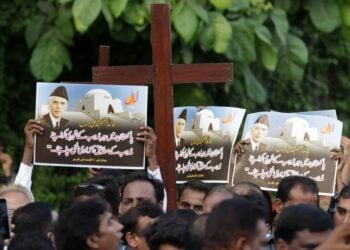 Μέλη της χριστιανικής κοινότητας κρατούν πλακάτ και πανό με την εικόνα του ιδρυτή του Πακιστάν Muhammad Ali Jinnah που είχε μιλήσει για ανεξιθρησκεία (φωτ.: 
EPA/RAHAT DAR)