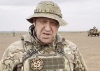 Φωτογραφία από βίντεο στο οποίο ο επικεφαλής της ρωσικής ιδιωτικής στρατιωτικής εταιρείας Βάγκνερ,  Γεβγκένι Πριγκόζιν κάνει δηλώσεις (Πηγή: twitter.com/DrAlyanYashin)