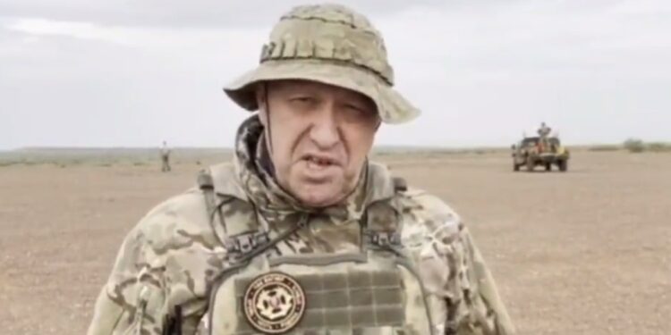Φωτογραφία από βίντεο στο οποίο ο επικεφαλής της ρωσικής ιδιωτικής στρατιωτικής εταιρείας Βάγκνερ,  Γεβγκένι Πριγκόζιν κάνει δηλώσεις (Πηγή: twitter.com/DrAlyanYashin)