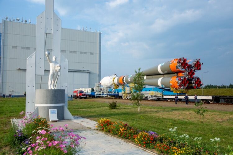 Εικόνα που είχε δώσει στη δημοσιότητα η Roscosmos State Space Corporation, με τον πύραυλο Soyuz-2.1b που μετέφερε το Luna-25 (φωτ.: EPA/ ROSCOSMOS STATE SPACE CORPORATION / HANDOUT)