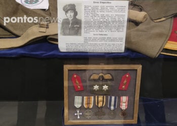 Τα μετάλλια της Σόνιας Στεφανίδου και από πάνω η βρετανική στολή εκστρατείας που φορούσε, σε προθήκη στο Πολεμικό Μουσείο Αθηνών (φωτ. Χριστίνα Κωνσταντάκη)