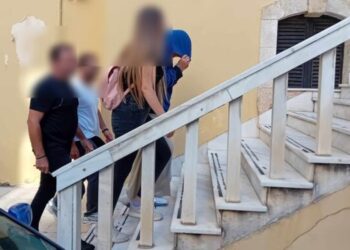 Συλληφθέντες για την υπόθεση των παράνομων υιοθεσιών οδηγούνται στον ανακριτή Χανίων για να απολογηθούν (πηγή φωτ.: ertnews.gr)