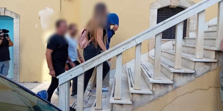 Συλληφθέντες για την υπόθεση των παράνομων υιοθεσιών οδηγούνται στον ανακριτή Χανίων για να απολογηθούν (πηγή φωτ.: ertnews.gr)