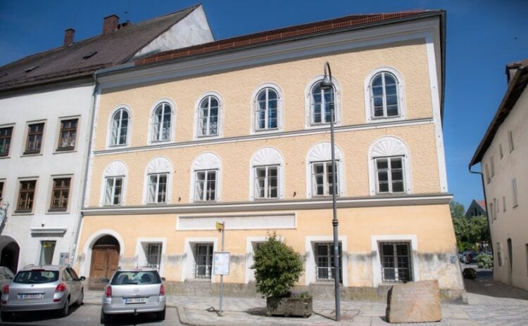 Γενική άποψη του σπιτιού στο οποίο γεννήθηκε ο Αδόλφος Χίτλερ και το οποίο θα μετατραπεί σε αστυνομικό τμήμα και κέντρο εκπαίδευσης για τα ανθρώπινα δικαιώματα (φωτ.: EPA/Christian Bruna)