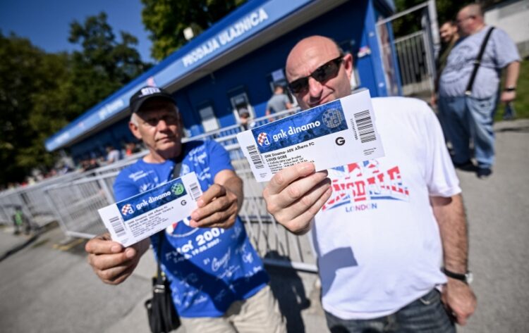 Κροάτες οπαδοί της Ντιναμό δείχνουν τα εισιτήρια που μόλις αγόρασαν για τον αγώνα με την ΑΕΚ (φωτ.: EUROKINISSI)