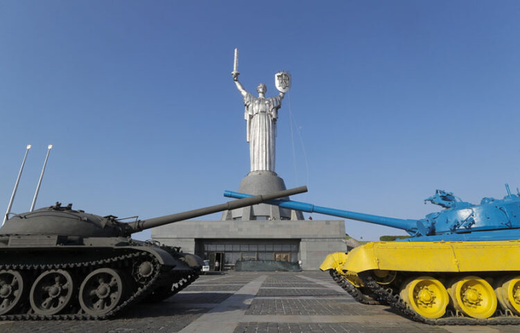 Το άγαλμα της Μητέρας Πατρίδας βρίσκεται στο Κίεβο, στο μουσείο που είναι αφιερωμένο στον Β’ Παγκόσμιο Πόλεμο (φωτ.: EPA / Sergey Dolzhenko)