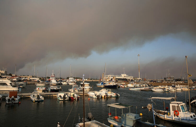 Πυκνός καπνός σκεπάζει το λιμάνι της Αλεξανδρούπολης από τις φωτιές που μαίνονται σε δασικές εκτάσεις και χωριά έξω από την πόλη (φωτ.: ΑΠΕ-ΜΠΕ / Αλέξανδρος Μπελτές)