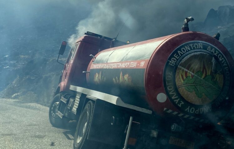 Υδροφόρα του Συλλόγου Εθελοντών Δασοπυροσβεστών Άνδρου η οποία τυλίχθηκε στις φλόγες κατά τη διάρκεια της επιχείρησης κατάσβεσης. Ευτυχώς ο οδηγός κατάφερε να απεγκλωβιστεί και να σωθεί (φωτ.: ΑΠΕ-ΜΠΕ)
