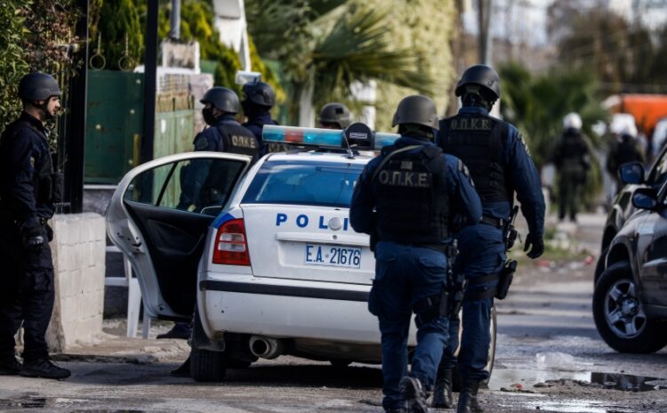 Αστυνομικοί στη διάρκεια ελέγχου σε καταυλισμό Ρομά στην Αττική (φωτ.: EUROKINISSI/Γιώργος Κονταρίνης)
