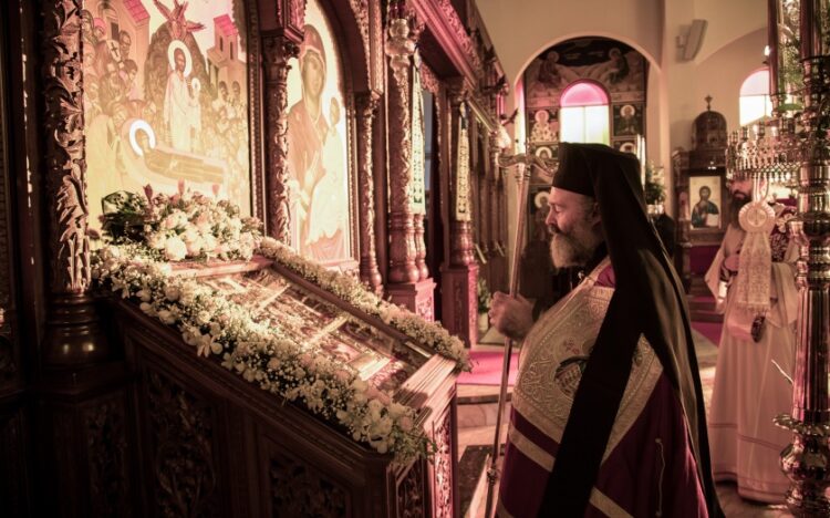 Ο αρχιεπίσκοπος Αυστραλίας Μακάριος προσεύχεται στην εικόνα της Παναγίας (φωτ.: Αρχιεπισκοπή Αυστραλίας)